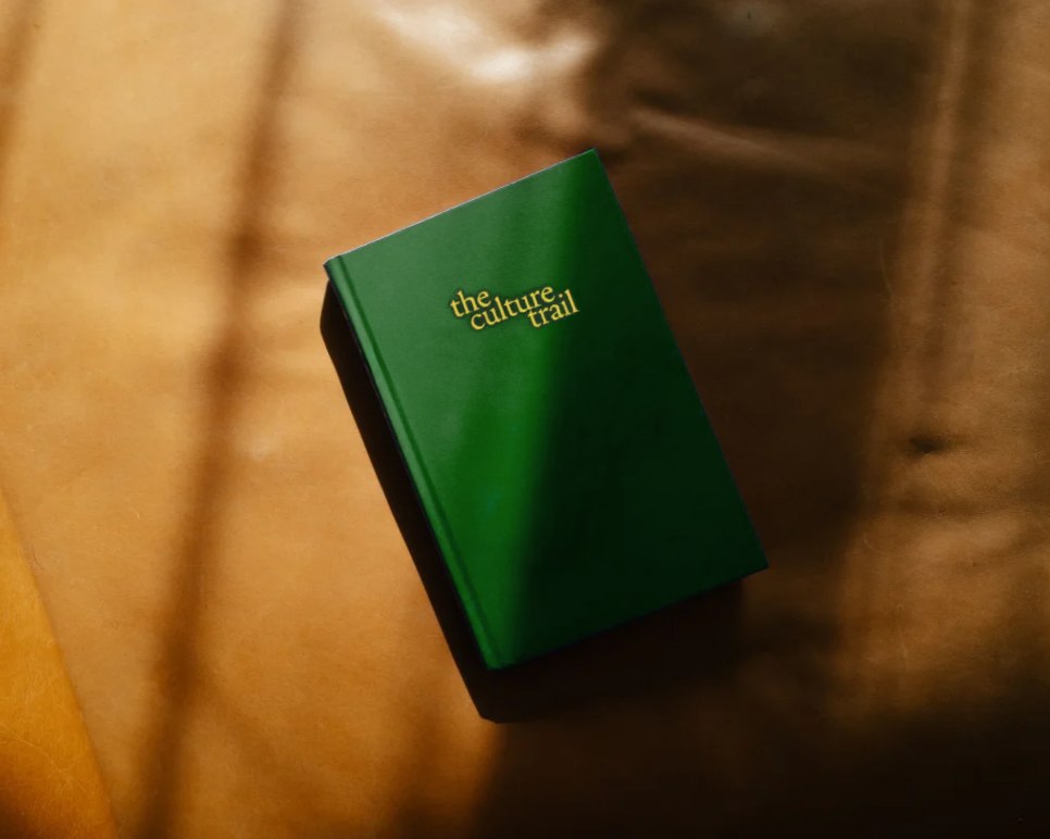 Het gedrukte merkboek van The Culture Trail op tafel